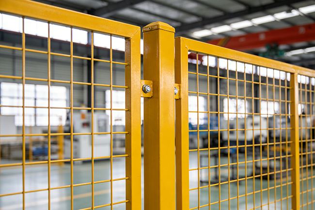 车间隔离网高度选 2 米 / 2.5 米 / 3 米？犇顶围栏专业建议(图2)