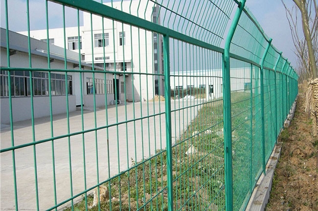 内蒙古某大型牧场养殖围栏双边丝护栏网应用案例