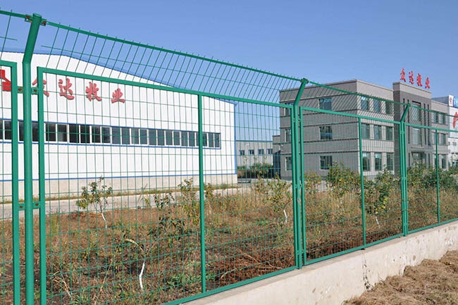 上海某大型物流园区仓储隔离框架护栏网应用案例