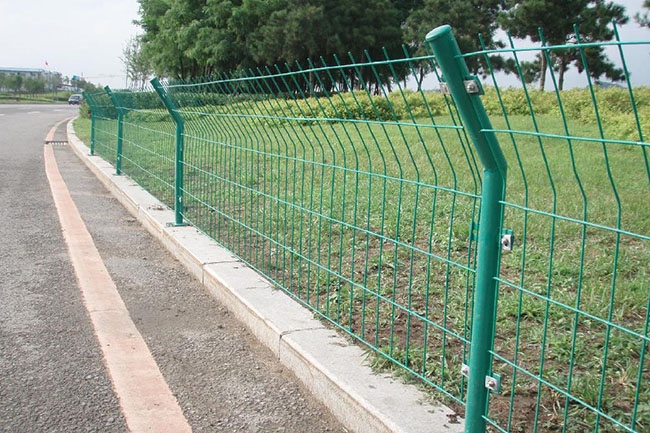 甘肃某高速公路隔离双边丝护栏网应用案例