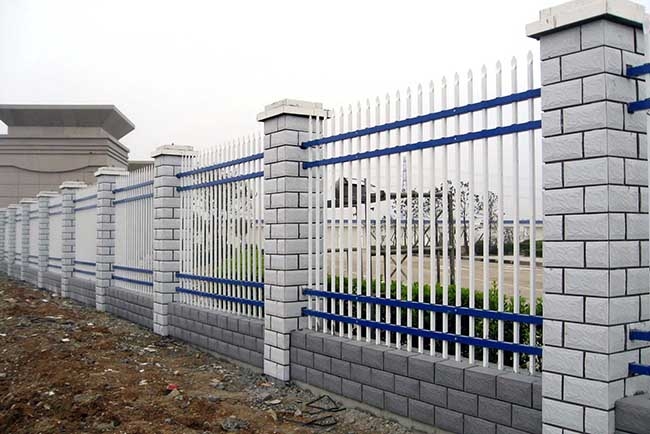 广东某学校操场周界锌钢护栏应用案例