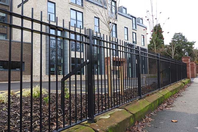 江苏某高品质住宅小区锌钢护栏应用案例